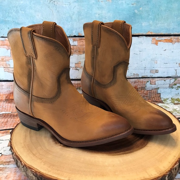 Frye Shoes - NWOB FRYE Billy Short Distressed Cowboy Boot